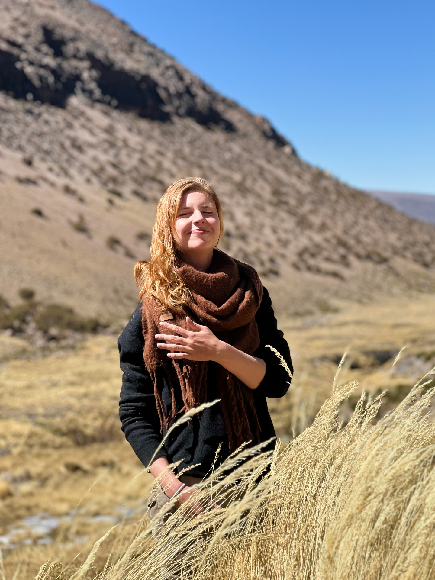 Leonie in the mountains, hand on heart